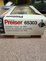 65303 - Passers-by, Policeman. Around 1900