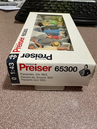 65300 - Passers-by. Around 1925