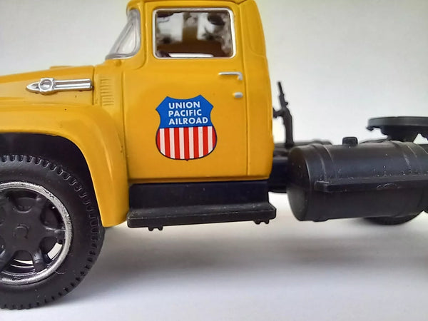 6-81905 - Union Pacific Semi-Tractor and Piggyback Trailer